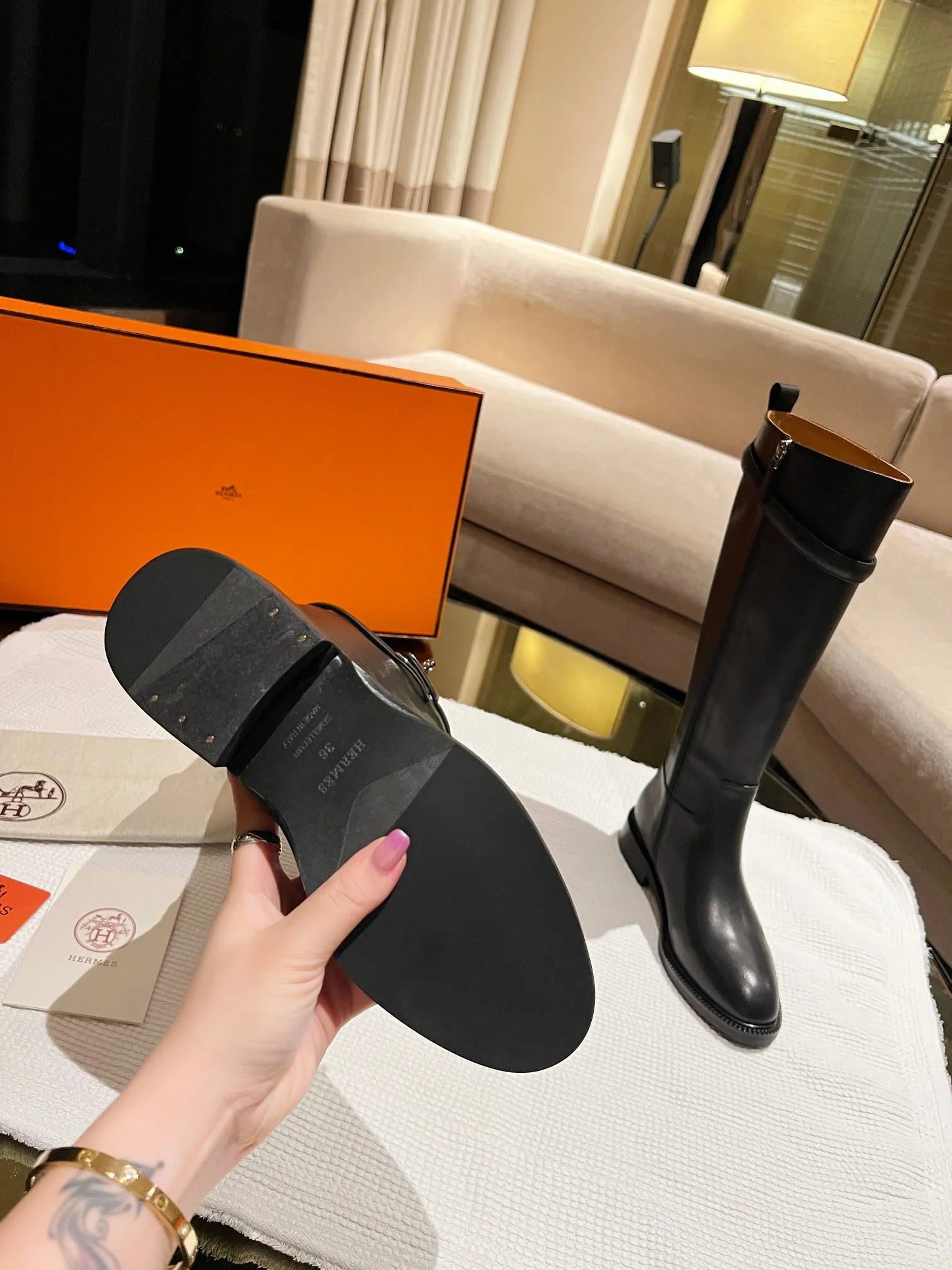 💕💕Factory direct selling price p840💕💕. Top version original purchase 3D three-dimensional last leg craft boot shaft three-dimensional non-deformation H home 2025 autumn and winter new style HERMES classic long boots, naturally have unique craftsmanship and quality. The leather of these boots is all imported and customized, and the inner material is also imported customized cowhide. They are easy to wear, comfortable and look good with everything. They are a must-have for autumn and winter, and the style lasts forever. These knight boots will never go out of style no matter how you wear them. Upper: Imported original calfskin Lining: Imported cowhide lining Size: Female 35-39 (40 41 non-returnable and non-exchangeable)